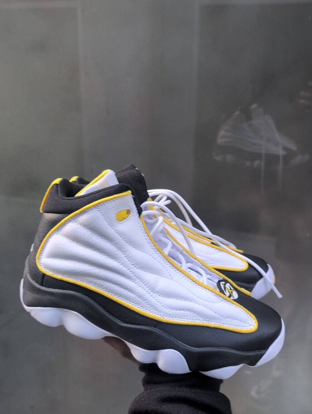 Boys Jordan Pro Strong White Black Tour Yellow (GS) - DC7911-107 Size 6.5Y